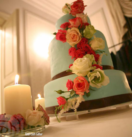 esküvői torta élő virággal